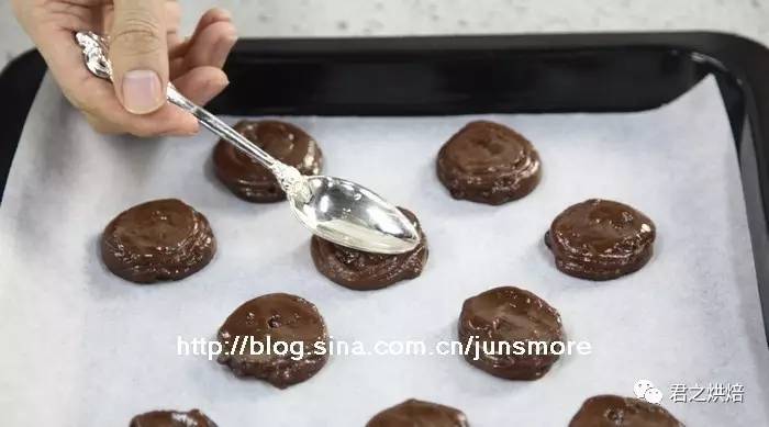 巧克力曲奇超松软,黄油130克做巧克力曲奇饼干