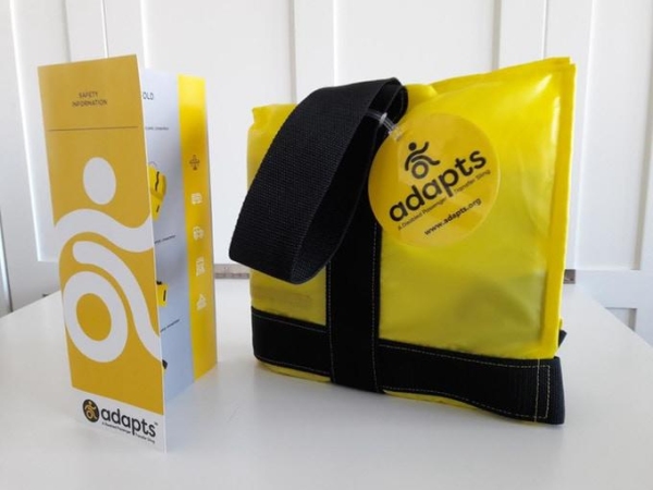 紧急撤离时，飞机上如果有轮椅旅客怎么办？