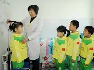 孩子9岁前每年长高低于5厘米须警惕小孩偏矮小怎么办？