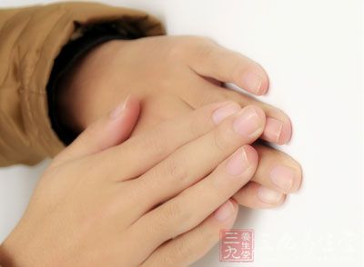 指甲上有这种白点你该注意了