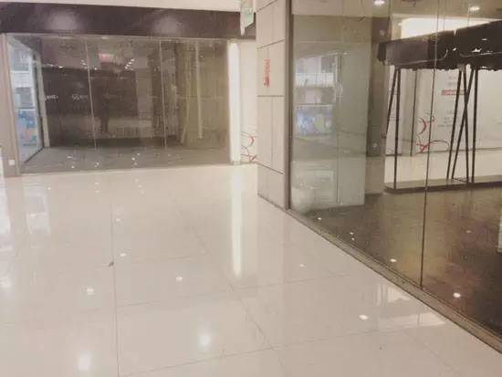 逛街购物的人少了,现在逛街的人越来越少了