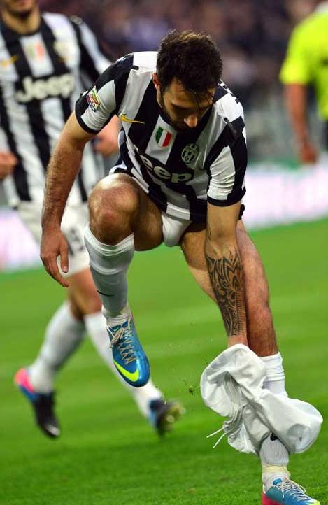 足球防守是防人还是防球,足球场上防左脚队员怎么防守