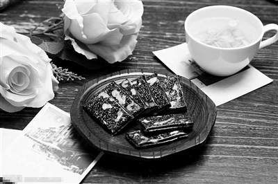 月经量少发黑吃阿胶管用吗,月经期间吃阿胶会不会延长经期