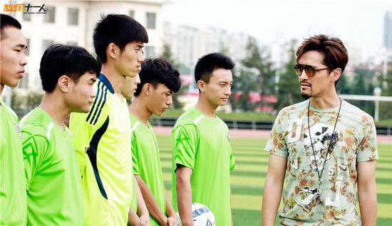 胡歌帅出新高度微博互动被赞“最帅教练”