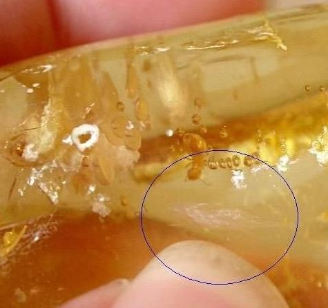 紫光灯下真假琥珀蜜蜡对比图,放大镜下怎么辨别蜜蜡琥珀真假