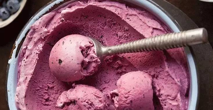 拿着蛋筒冰淇淋视频,手拿冰淇淋原视频