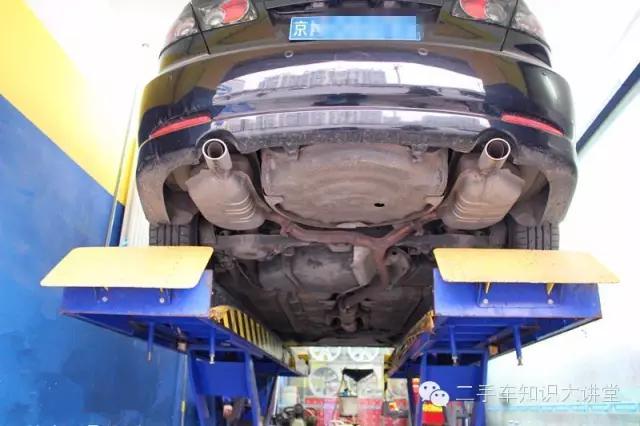 这台二手车换过悬挂、刮过底盘,但把车吊起来后,评估师惊呆了!