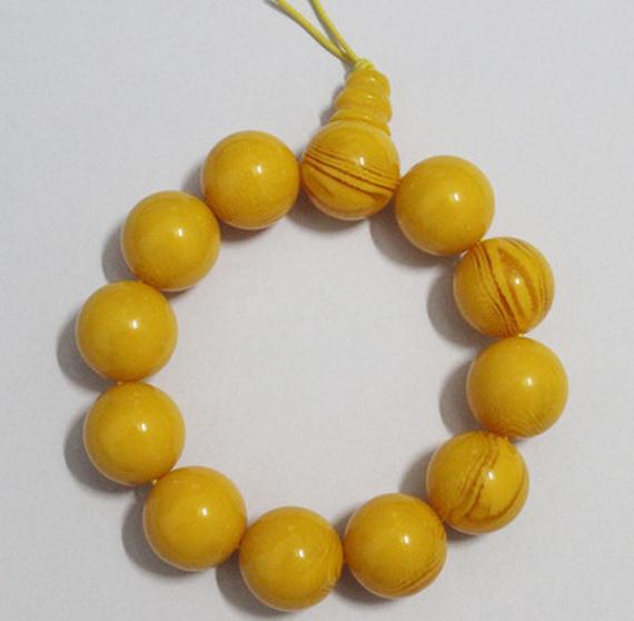 紫光灯下真假琥珀蜜蜡对比图,放大镜下怎么辨别蜜蜡琥珀真假