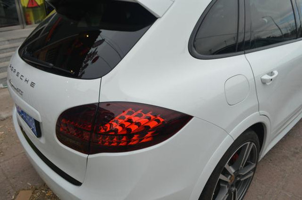 卡宴车窗玻璃划痕是怎么造成的,卡宴剐蹭了会不会有警告