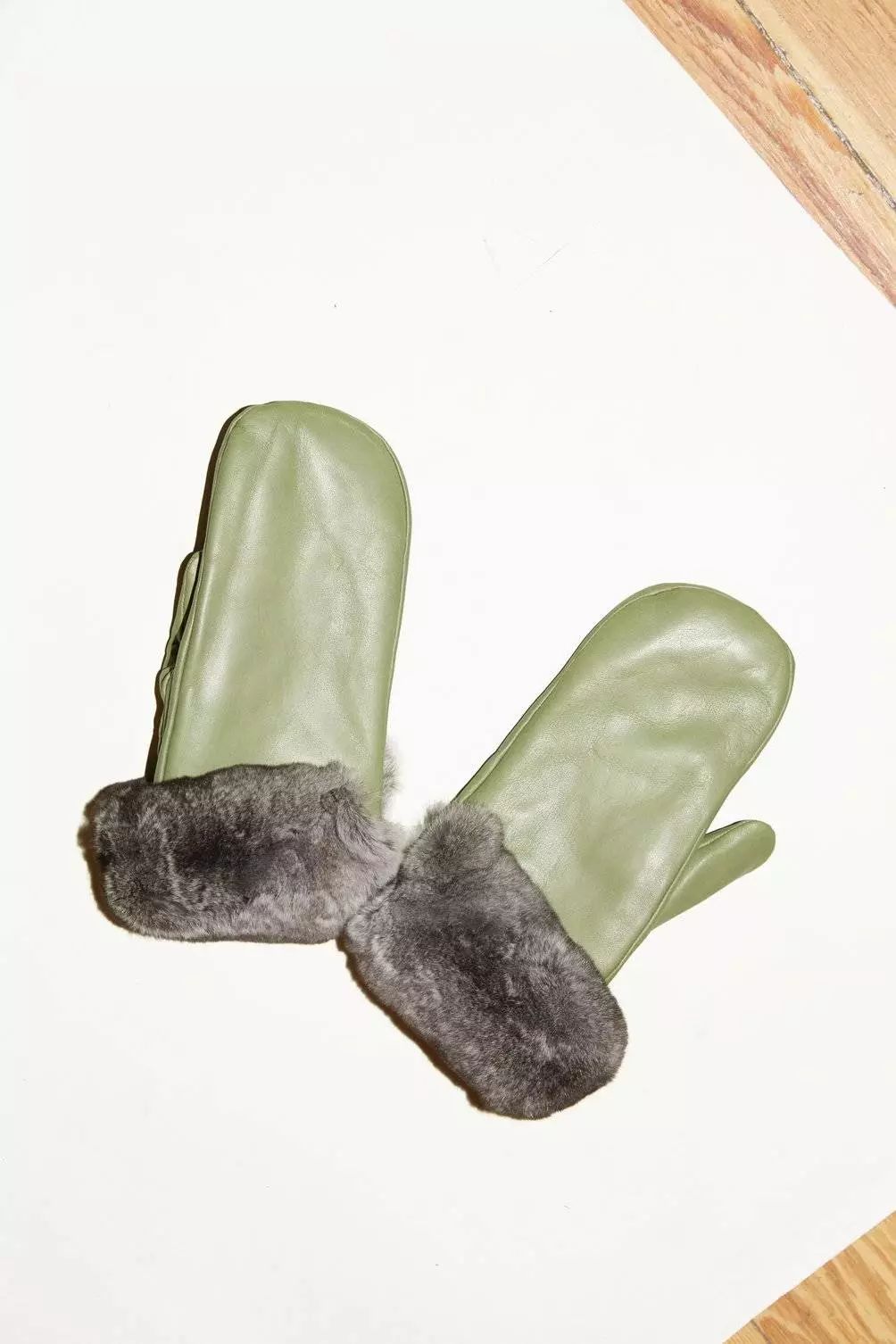 宁可捂出汗，王菲也要带着它！果然，能流行近百年真不是吹的！