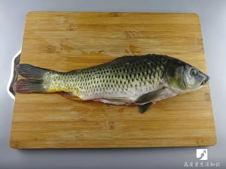 炖鱼怎么能去除土腥味儿视频,麻辣炖鱼鱼肉有土腥味怎么去除