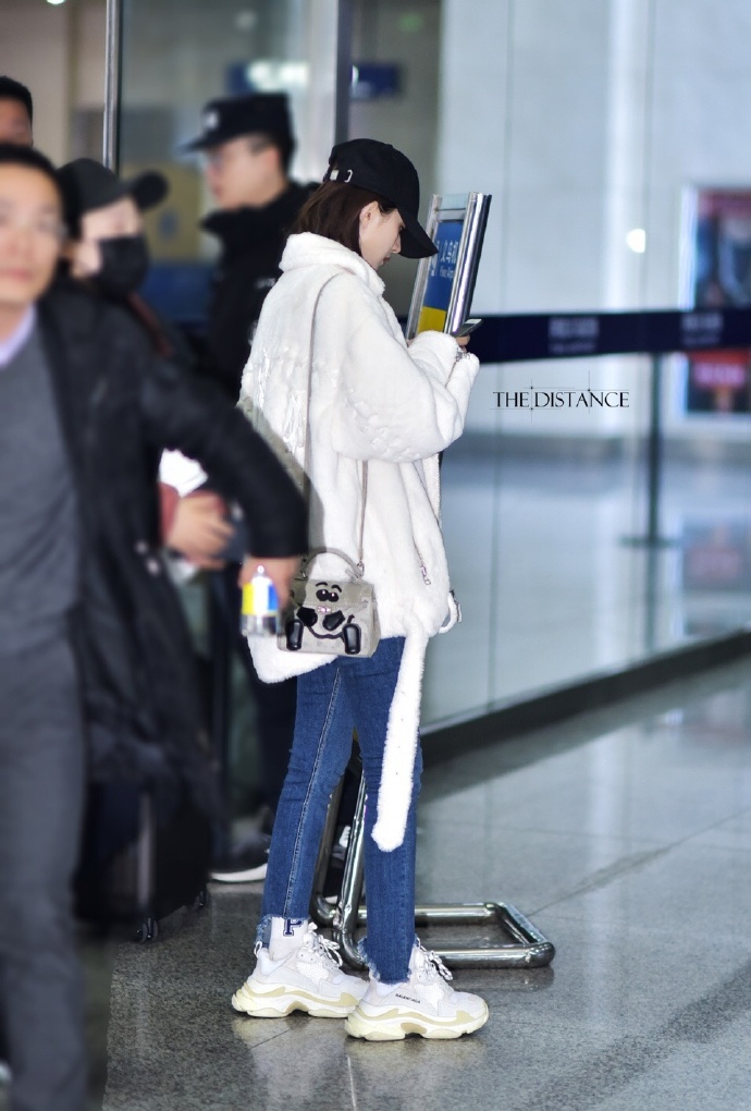 赵丽颖注重保暖,赵丽颖大热天拍戏穿羽绒服