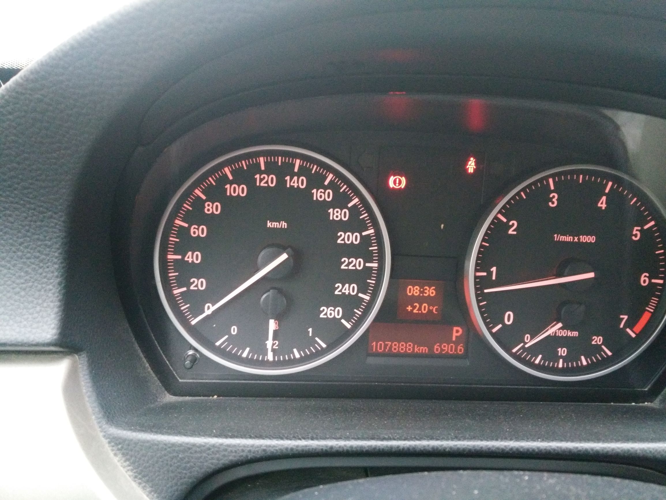 2011年的宝马320烧机油漏机油吗,11年宝马320官方建议加多少机油