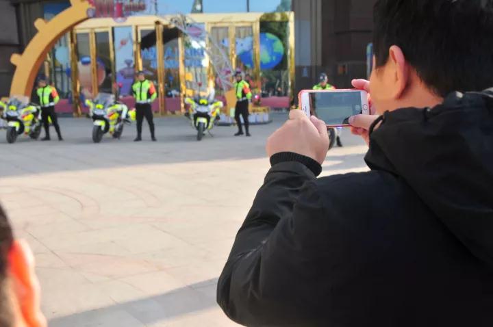 122全国文明交通安全日启动仪式,122全国交通安全日交警来到校园