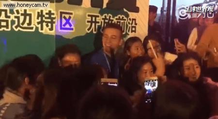 东欧小国球员来中国小城踢邀请赛观众蜂拥与他合影乐坏了