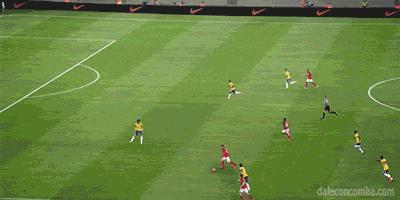 内马尔C罗足球场上的搞笑瞬间,c罗变身滑跪