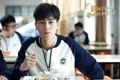 又双叒叕翻拍了!两位新晋小鲜肉你更看好谁?