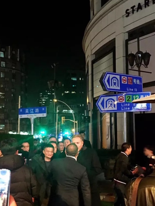 上海新网红！星爸爸全球最大烘焙工坊开业第一天，队伍长到害怕