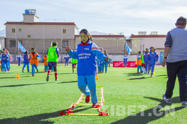 你见过在海拔3652米的拉萨踢足球的女孩吗？