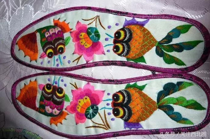 农村女人手工绣花鞋垫,农村妇女做鞋垫图片