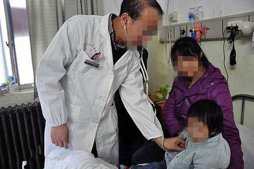 22岁女儿对妈妈发脾气动手,两岁多宝宝老摩擦下身是怎么回事