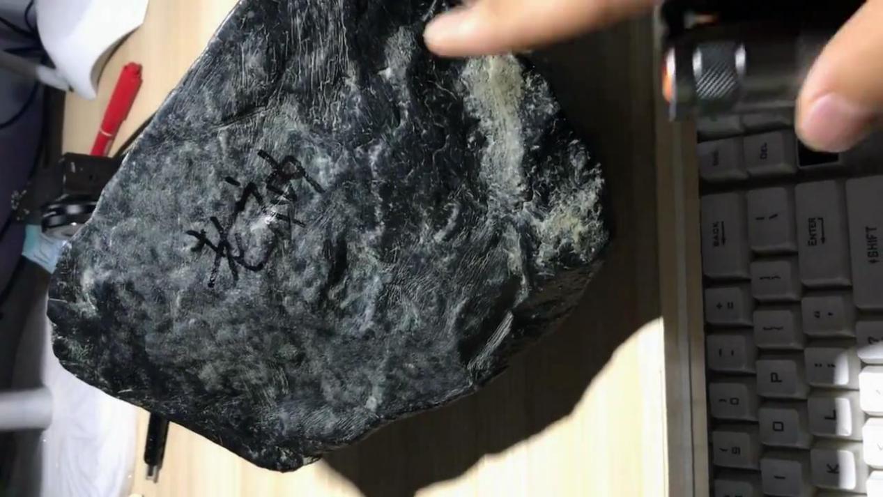 6000入手的莫西沙翡翠原石,2万拿下的莫西沙翡翠原石