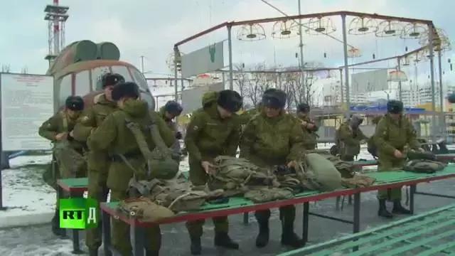 空降兵跳伞为什么要双腿弯曲,空降兵在跳伞的过程中有危险吗