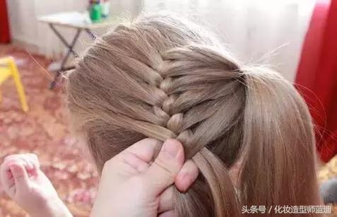 迷人发型你一个都不会？5款优雅盘发教程，包看包会~