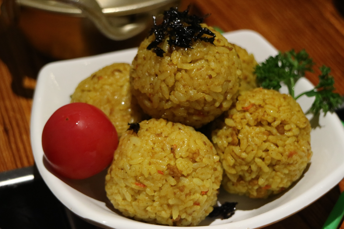 盘点雪天路滑摔倒爆笑场面,自驾游雪地上遇到突发事件