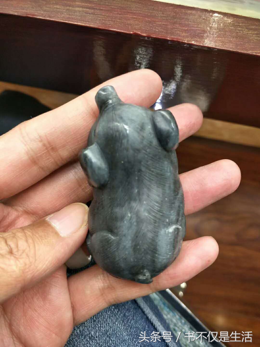 和田玉青花籽料原石摆件市场价格,珍藏级和田玉青花籽料山水画原石