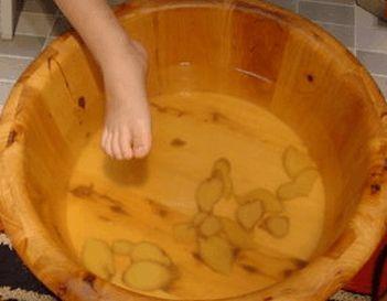 晚上睡前泡脚水里加什么可以除湿,冬天睡前热水泡脚