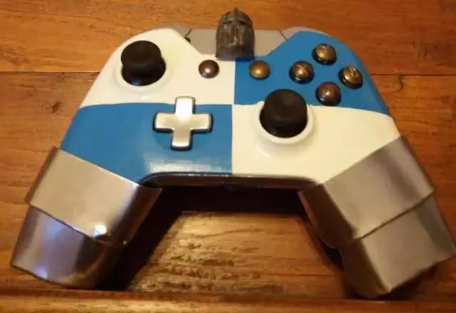 当你在玩游戏时，这些人已经把游戏手柄玩出花来了