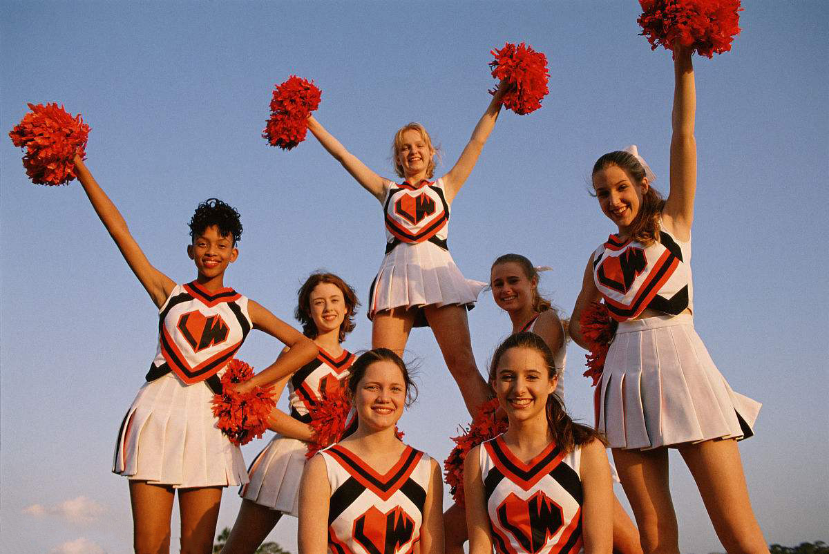 暮光男罗伯特满脸笑容紧盯篮球宝贝，一刻不离！网友：像换了个人