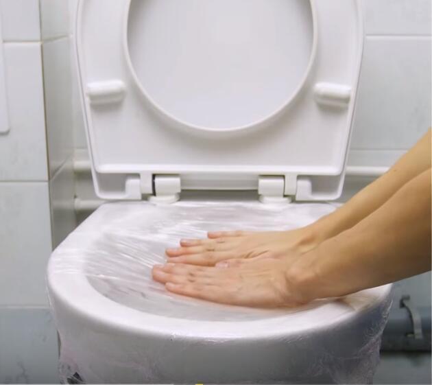 马桶堵了用保鲜膜快速疏通,马桶堵了怎么用保鲜膜才能通呢