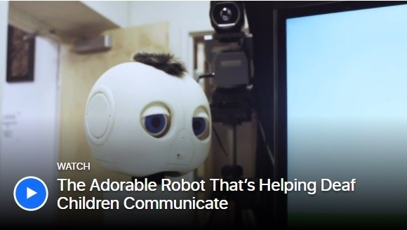 这个机器人会帮助孩子学习英文,一个眼睛很大的机器人