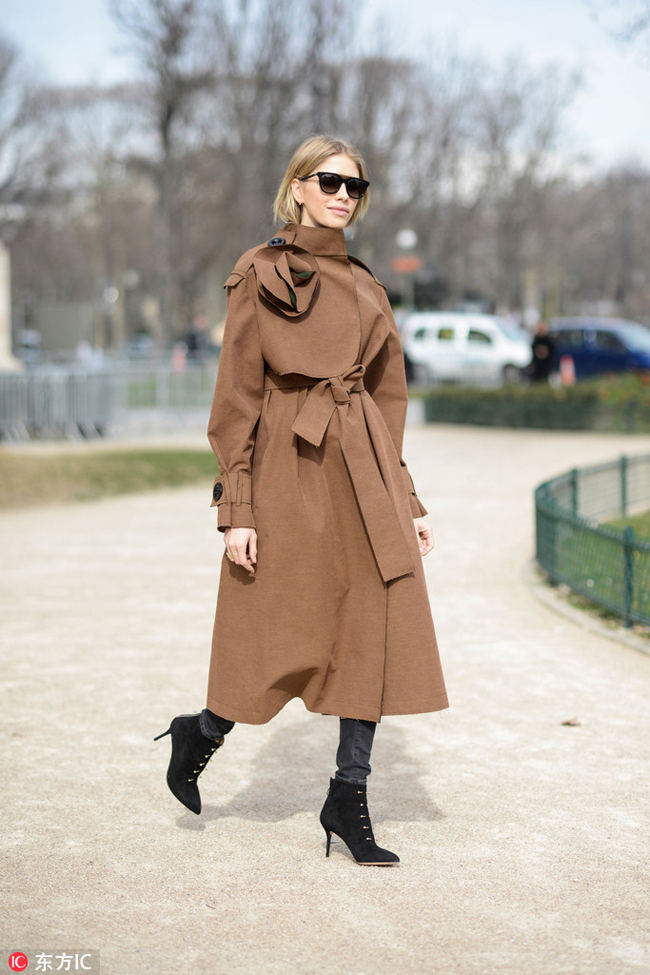 奶茶色短靴和复古蓝牛仔裤搭配吗,直筒牛仔裤搭配马丁短靴