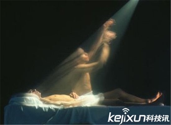 半夜遇到鬼压床的真相,世界上没有鬼为什么会有鬼压床