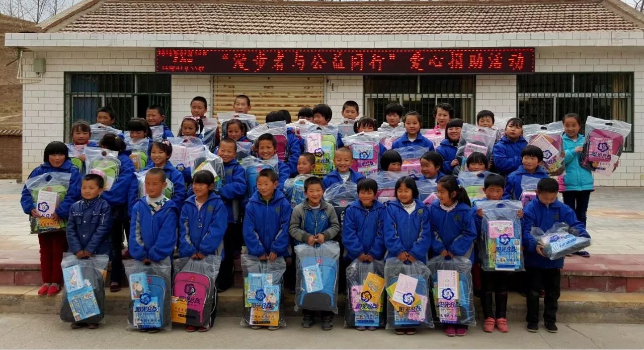 在队旗下茁壮成长,在星星火炬的指引下健康成长