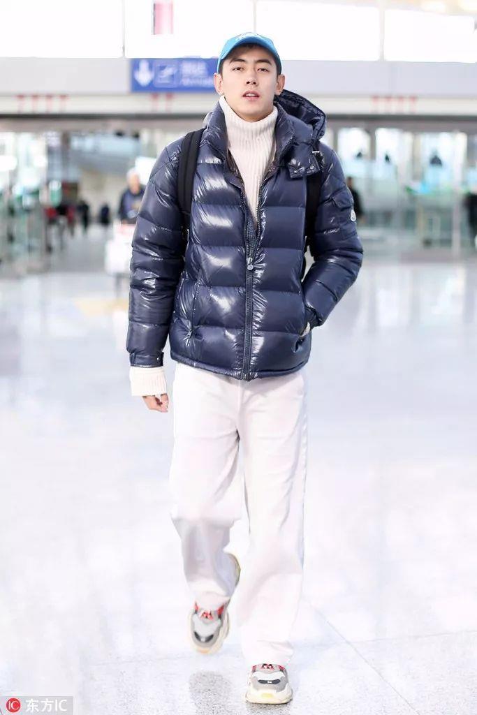 井柏然穿黑色羽绒服,井柏然穿羽绒服