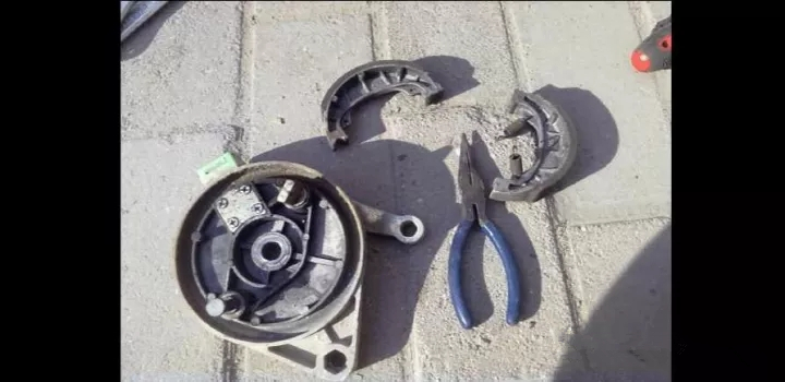 电动车后轮锁拆卸教程,绿源电动车刹车锁怎么解