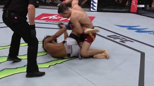 中国拳手50秒ko美国拳王惊呆裁判,一拳撂倒ufc最精彩的超人拳ko瞬间