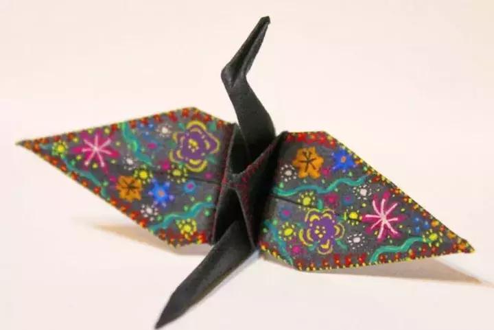 他用3个月时间，折叠了1000只千纸鹤，送给了他最亲爱的姑娘