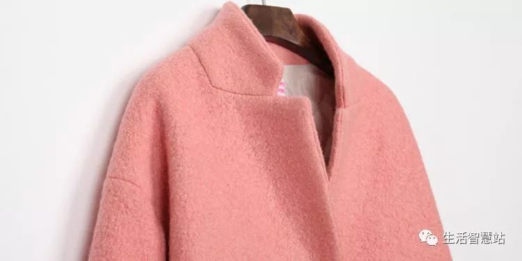 毛呢大衣脏了怎么办？一条毛巾就能解决，不用花钱去干洗店洗了