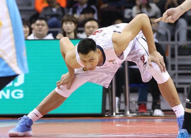 悲催！两外援“坑爹”令一人累弯脊梁，尤纳斯一席话让人心寒！