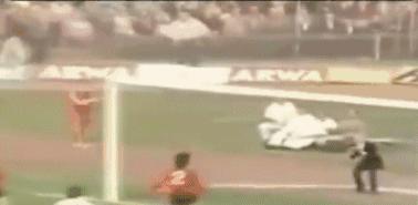 起初他踢球只为赡养母亲,却踢成了德国和拜仁史上最伟大的射手