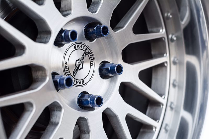 受玩车老爸影响从小就喜欢改装，长大后把锐志改成撩妹大后超！