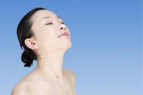 毛孔容易堵塞用什么乳液,为什么脸部皮肤毛孔容易堵塞