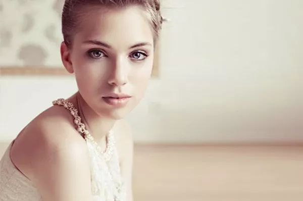 肤色不均匀是怎么导致的,肤色不匀怎么用药改善