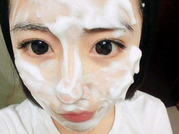 敏感肌脸泛红起干皮怎么修复,皮肤干燥暗沉且敏感用什么护肤品