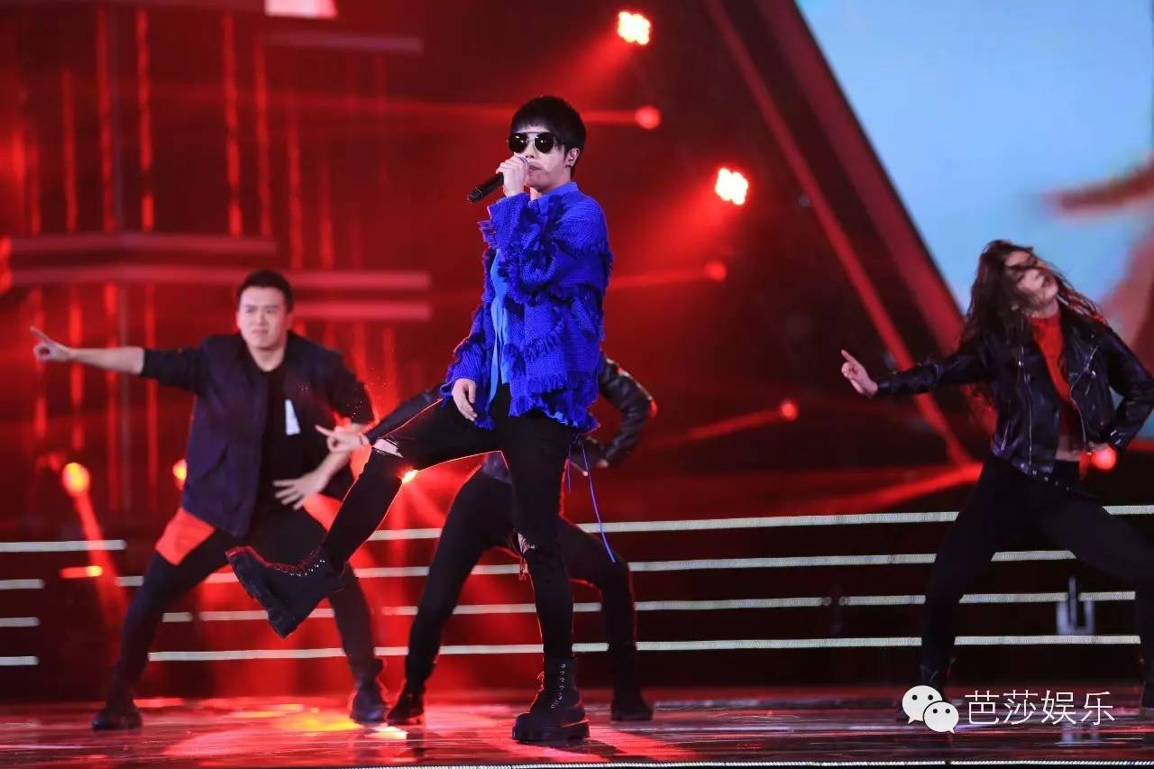 张艺兴白鹿同台领奖,张艺兴王一博领奖